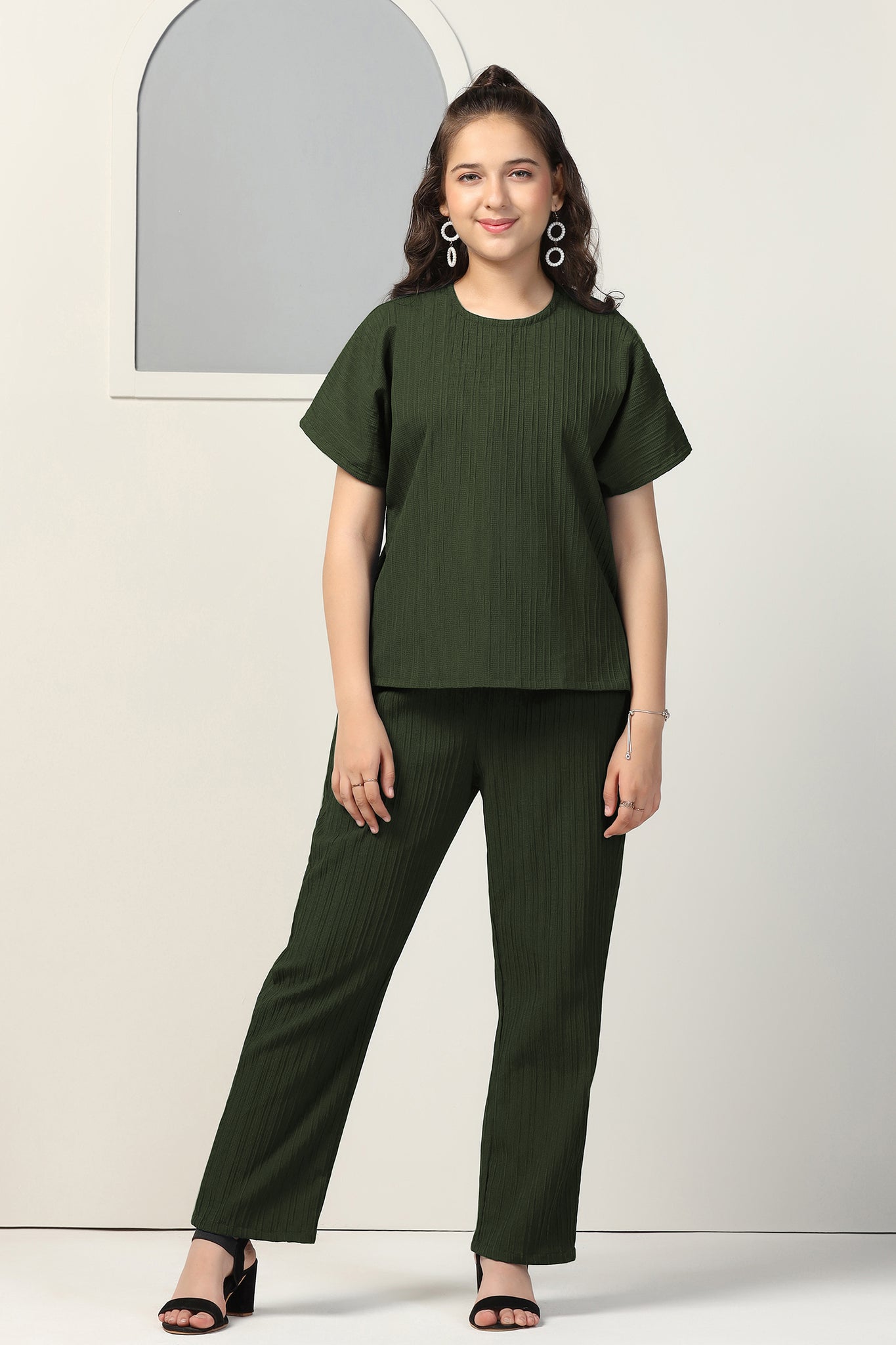 Girls Olive Cotton Blend Solid T-Shirt With Trouser Set