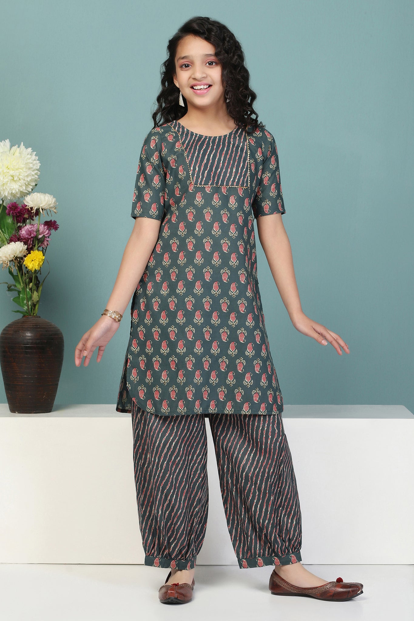 Girls Green Cotton Paisley Printed Cotton Kurta With Trouser Set